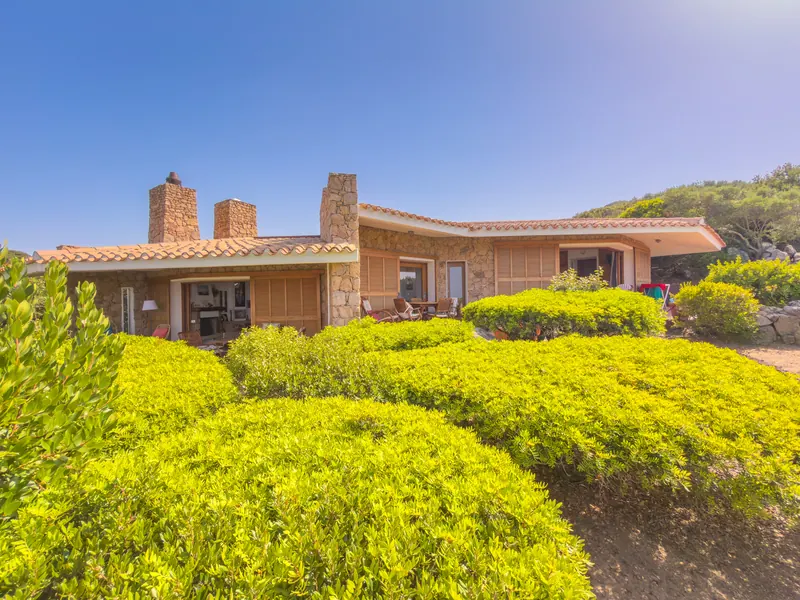 Villa Vita &mdash; la villa in pietra vista dal giardino