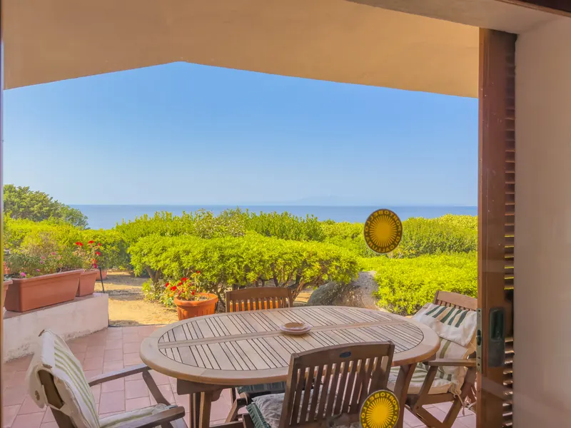 Villa Vita &mdash; veranda con tavolo da pranzo e vista mare